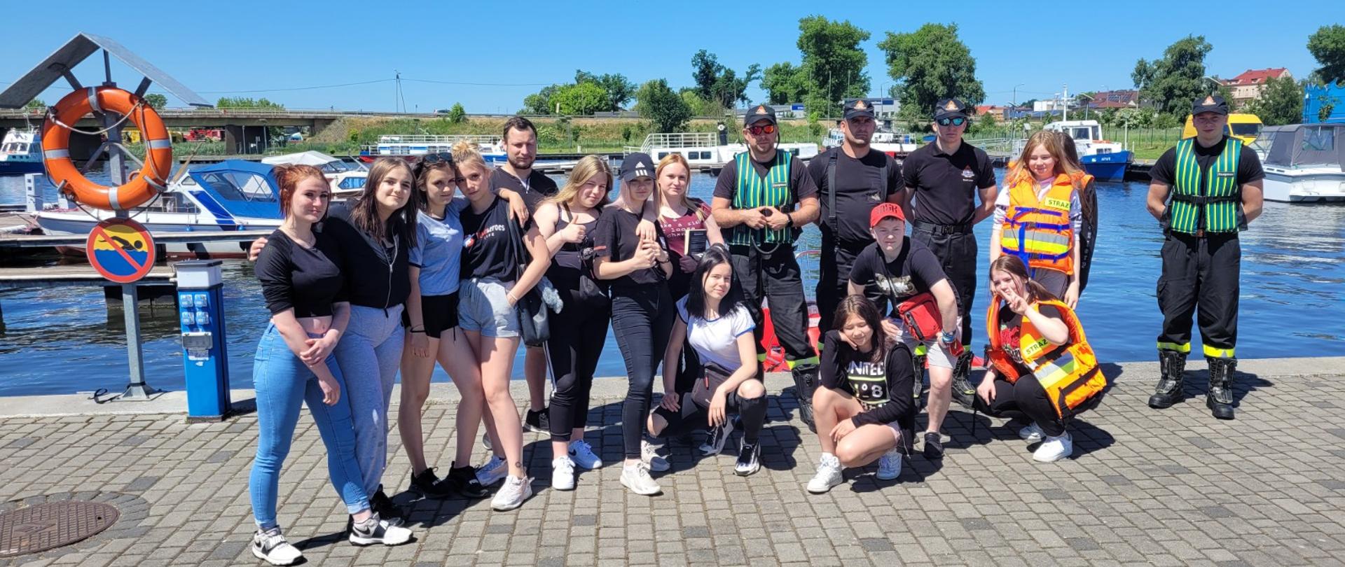 Na zdjęciu pogadanka i pokazy sprzętu ratowniczego dla podopiecznych MOW w Samostrzelu