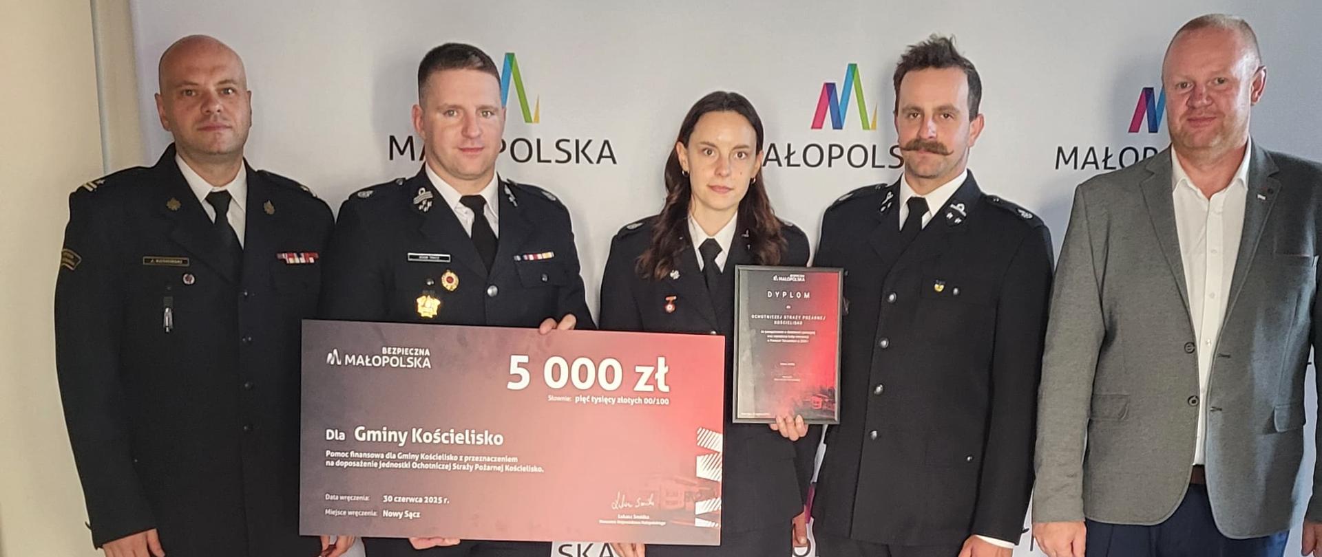 Zdjęcie przedstawia członków OSP Kościelisko odbierających nagrodę