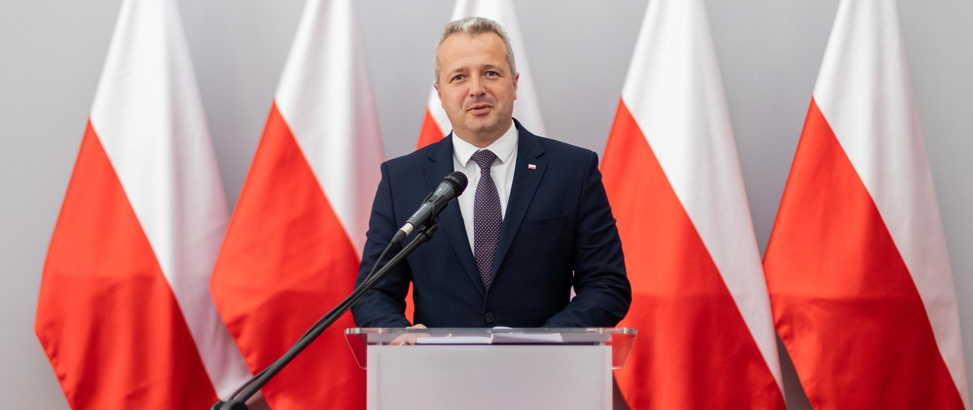 Mężczyzna stojący przed mównicą