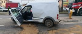 Na zdjęciu po kolizji uszkodzony Ford Transit