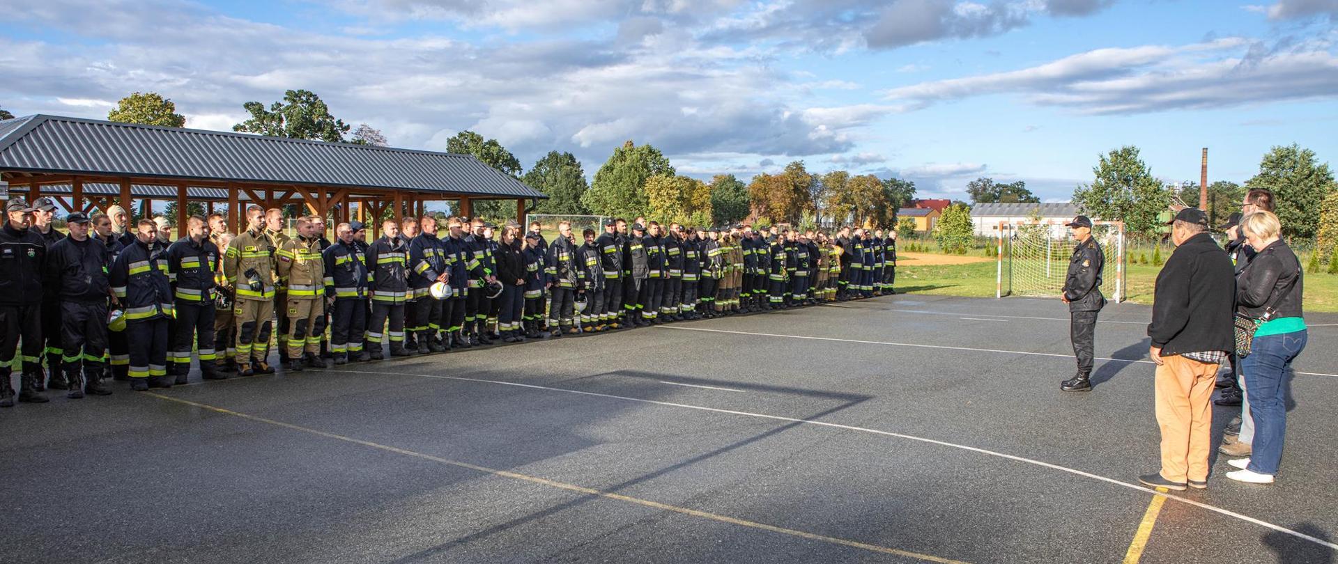 Na zdjęciu widać wszystkich strażaków biorących udział w manewrach medycznych podczas powitania przez organizatorów.