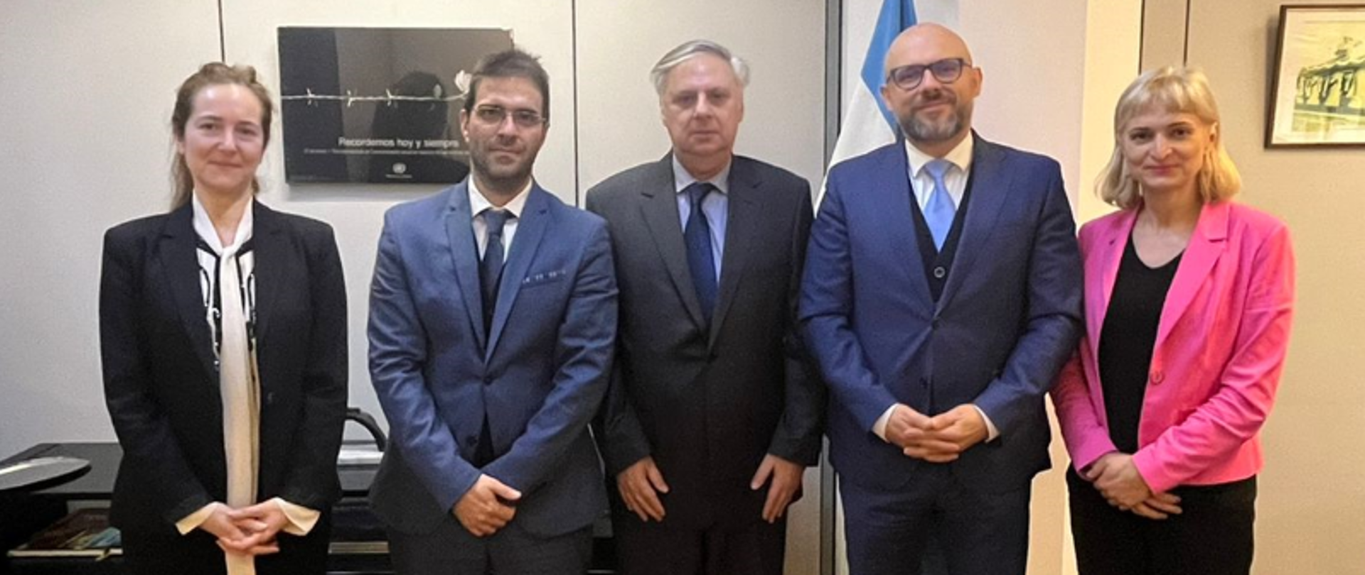 Profesor Arkadiusz Radwan, wicedyrektor polskiej Akademii Dyplomatycznej spotkał się w Buenos Aires z Eduardo Lionel Demayo, który kieruje Instituto del Servicio Exterior de la Nacion (ISEN), gdzie kształcą się argentyńscy dyplomaci. 