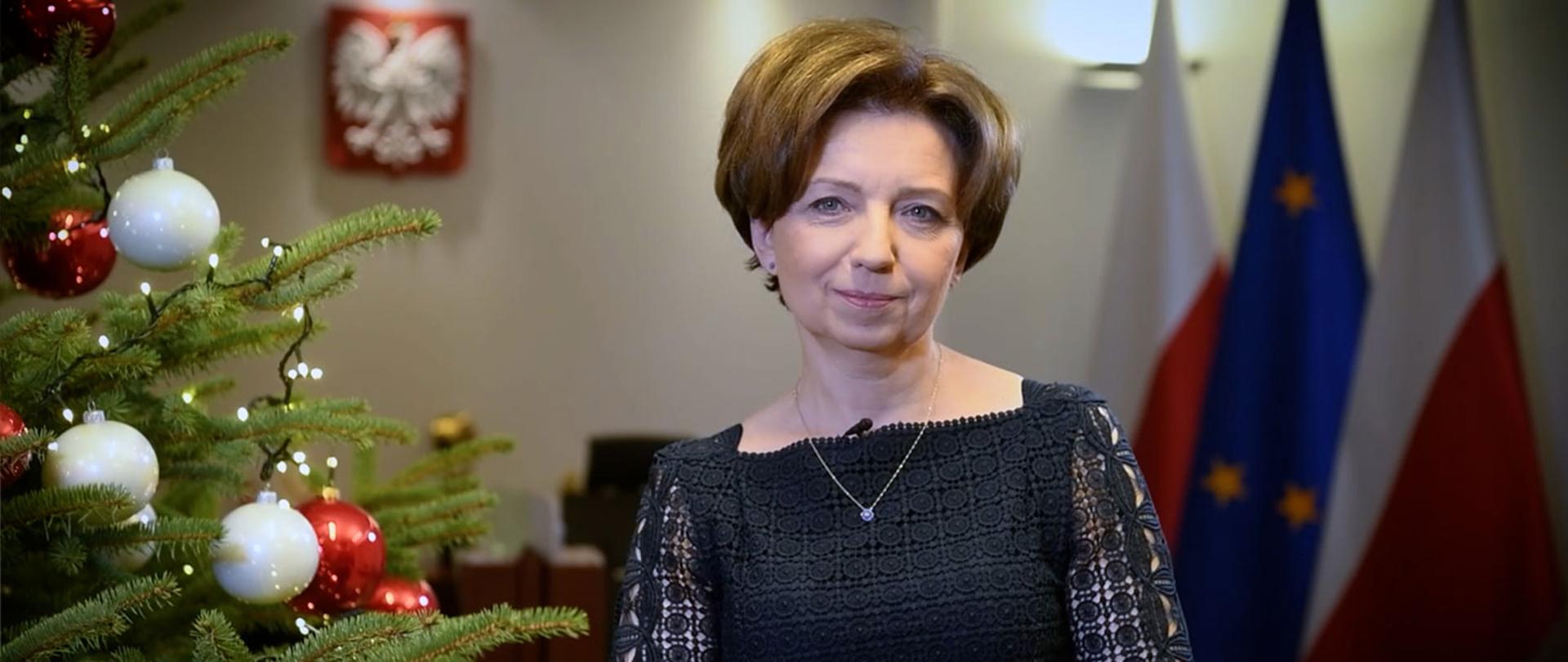 Na zdjęciu minister Marlena Maląg w swoim gabinecie przy choince