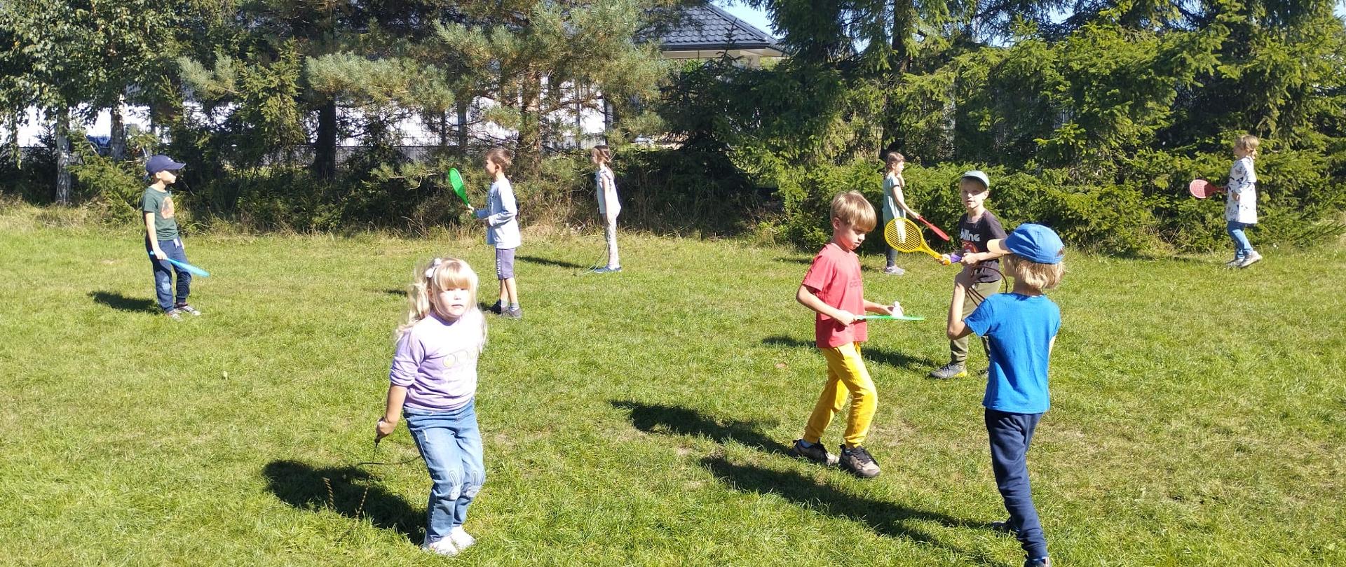 Na zdjęciu dzieci grające w kometkę