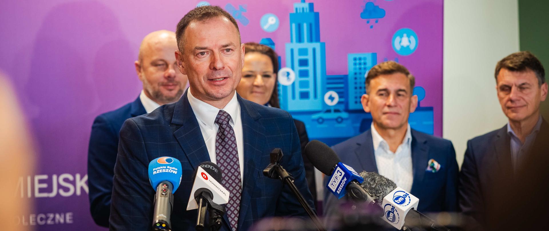 Wiceminister sportu i turystyki Piotr Borys podczas konferencji prasowej w Rzeszowie.