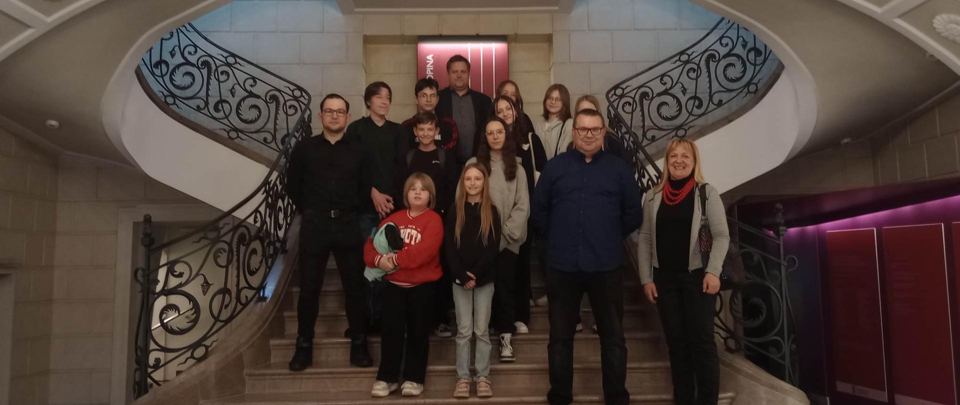 Muzeum im. Fryderyka Chopina-zdjęcie grupowe na schodach muzeum