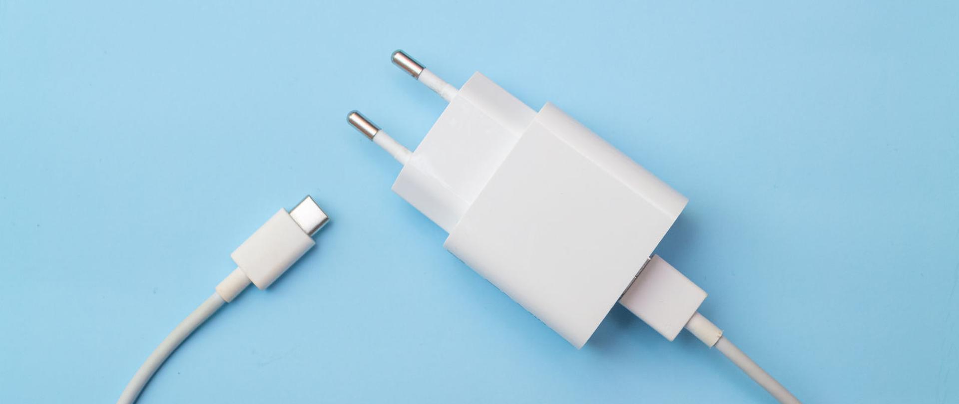 Ładowarka do telefonu na niebieskim tle.