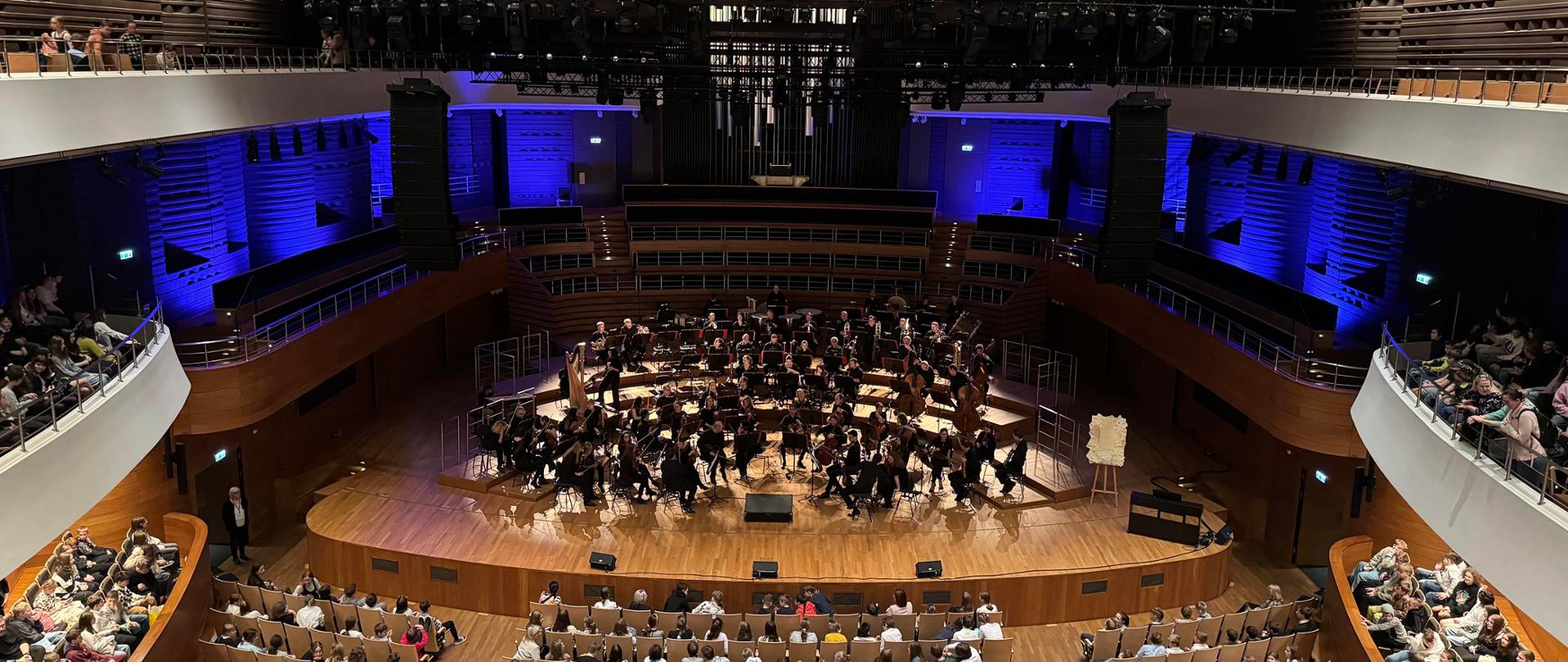 Zdjęcie przedstawiające relację z wycieczki do Narodowego Forum Muzyki we Wrocławiu.