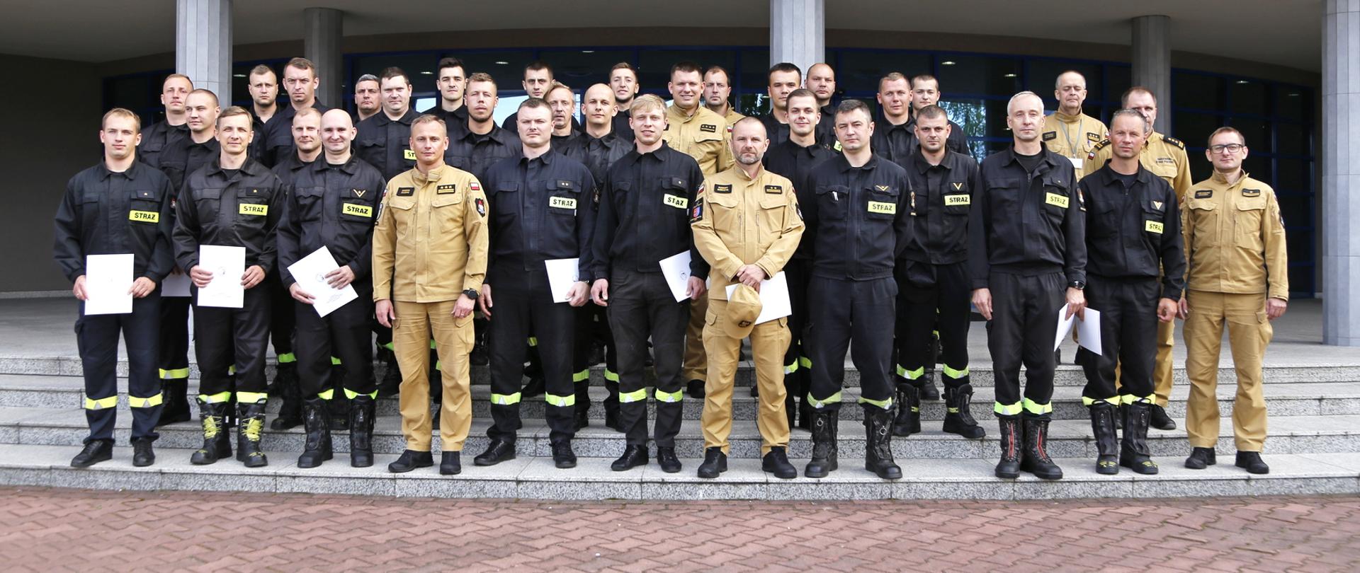 Grupowe zdjęcie funkcjonariuszy PSP-uczestników szkolenia (30 osób) w towarzystwie Zastępcy Komendanta Centralne Szkoły PSP oraz trzech oficerów CS PSP