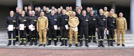Grupowe zdjęcie funkcjonariuszy PSP-uczestników szkolenia (30 osób) w towarzystwie Zastępcy Komendanta Centralne Szkoły PSP oraz trzech oficerów CS PSP