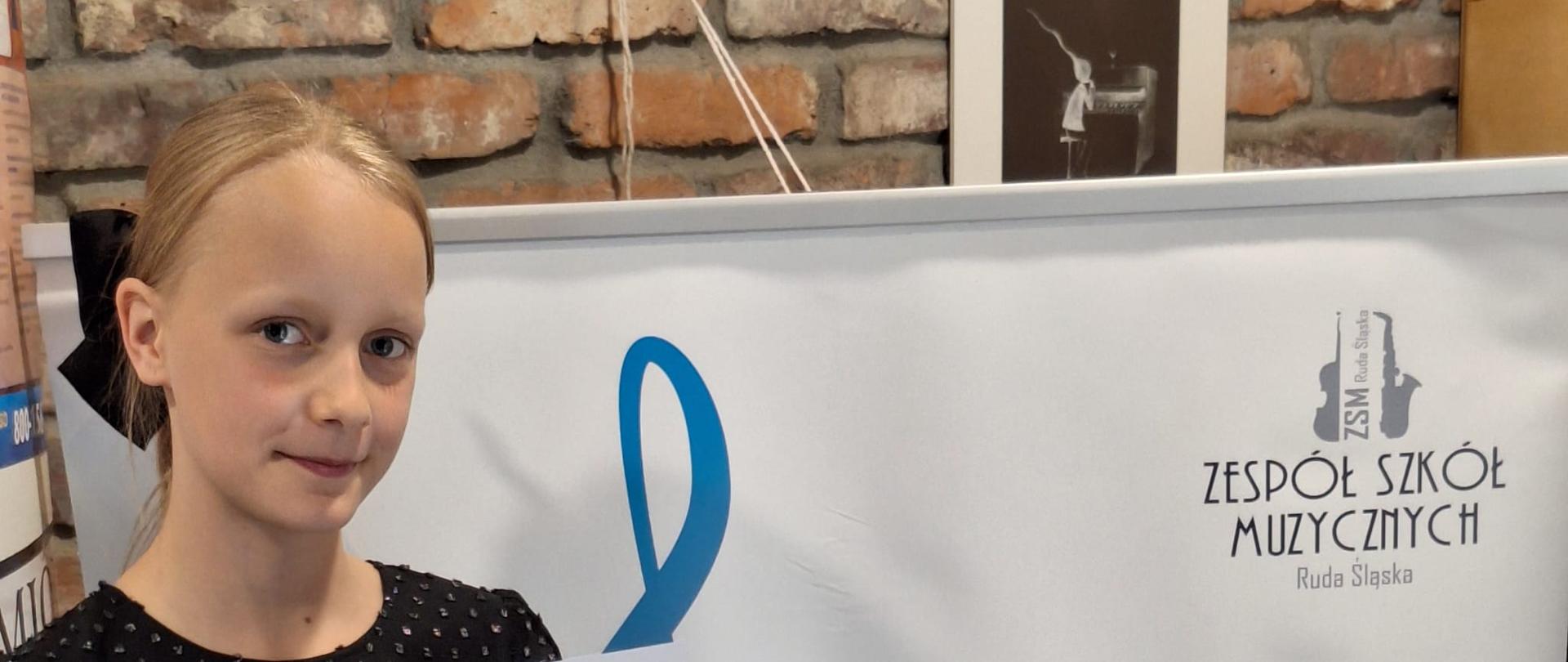 Hania Rączka z dyplomem wyróżnienia z piątego Ogólnopolskiego Konkursu Co Młodym w Duszy Gra?