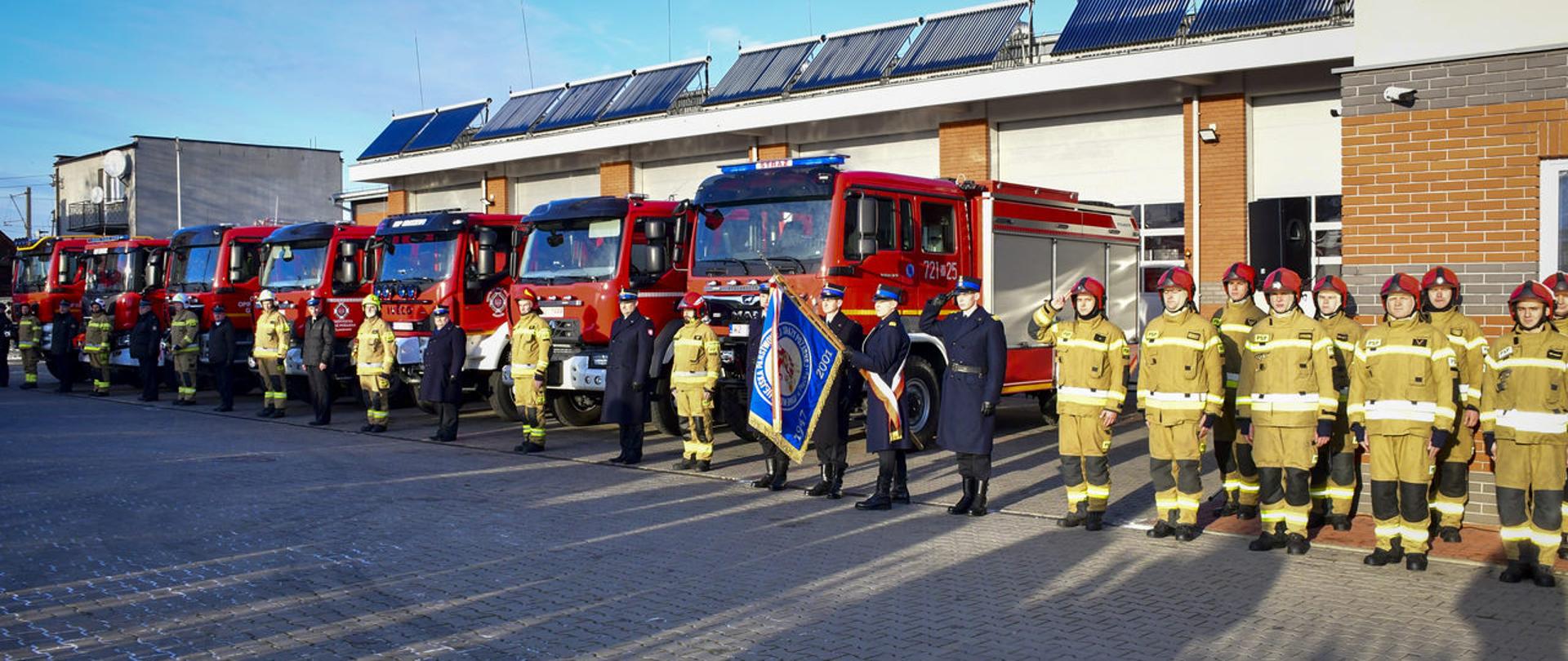 Uroczysty apel w Płocku – włączenie jednostek Ochotniczych Straży Pożarnych do Krajowego Systemu Ratowniczo-Gaśniczego i przekazanie samochodów pożarniczych w woj. mazowieckim
