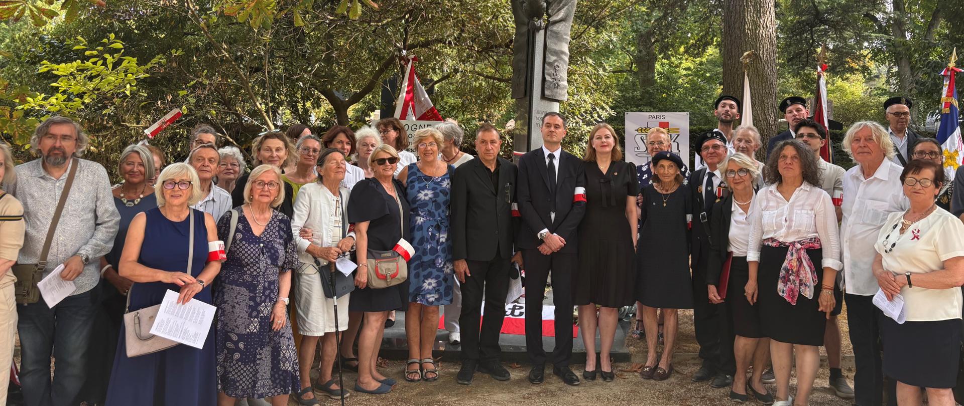 Les participants posent pour une photo de groupe.