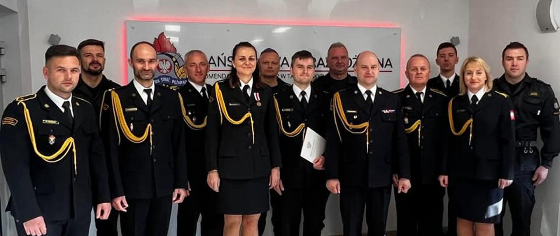 Wspólne zdjęcie grupy strażaków po wręczeniu nominacji.