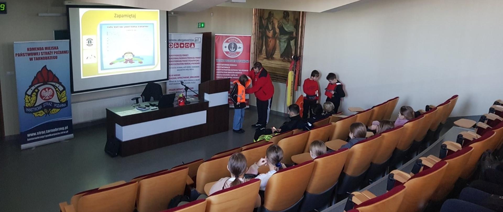 W auli odbywa się spotkanie dzieci z przedstawicielami służb