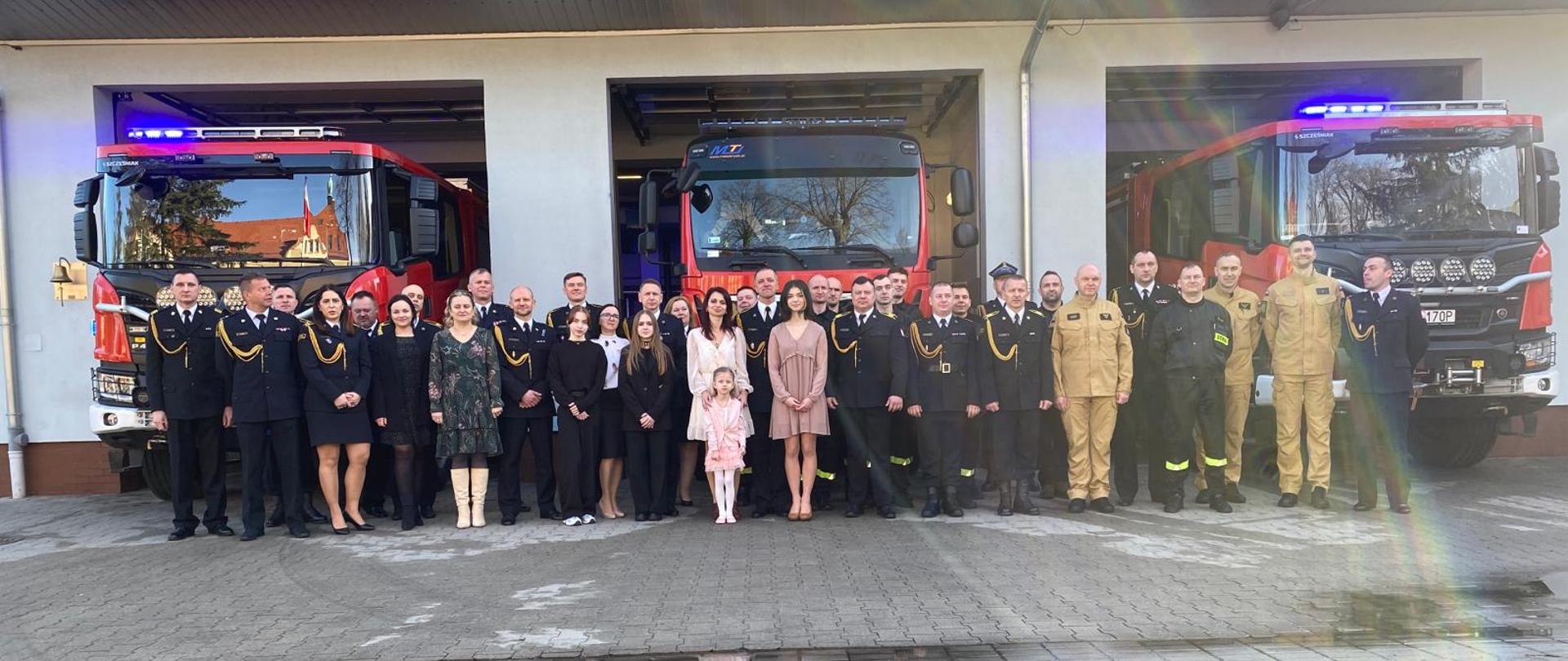 Wszyscy uczestnicy uroczystej zbiórki