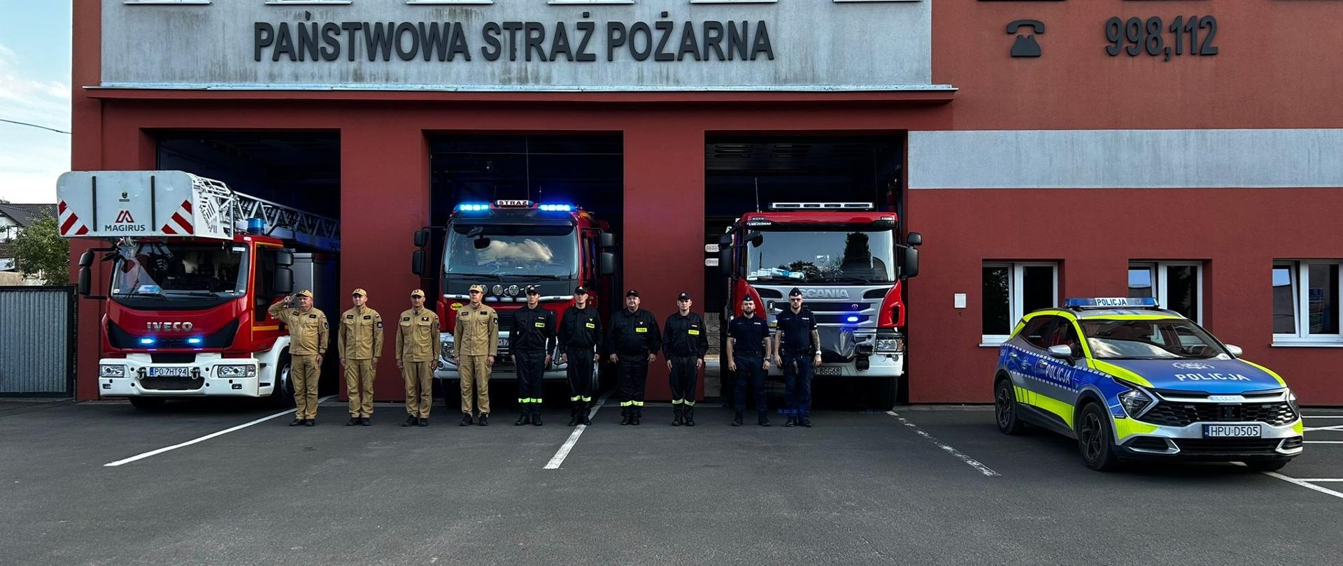 Mundurowi podczas minuty ciszy