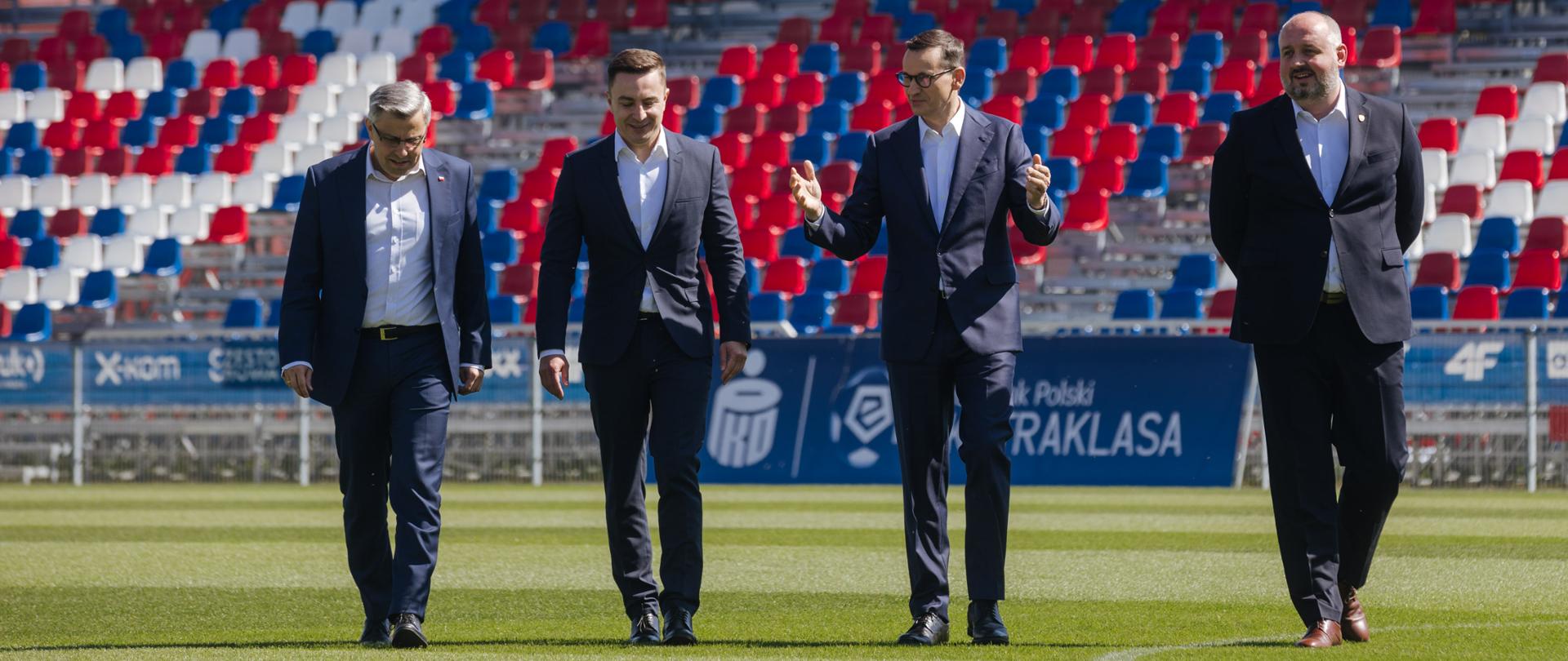 Premier Mateusz Morawiecki podczas wizyty w klubie Raków-Częstochowa.