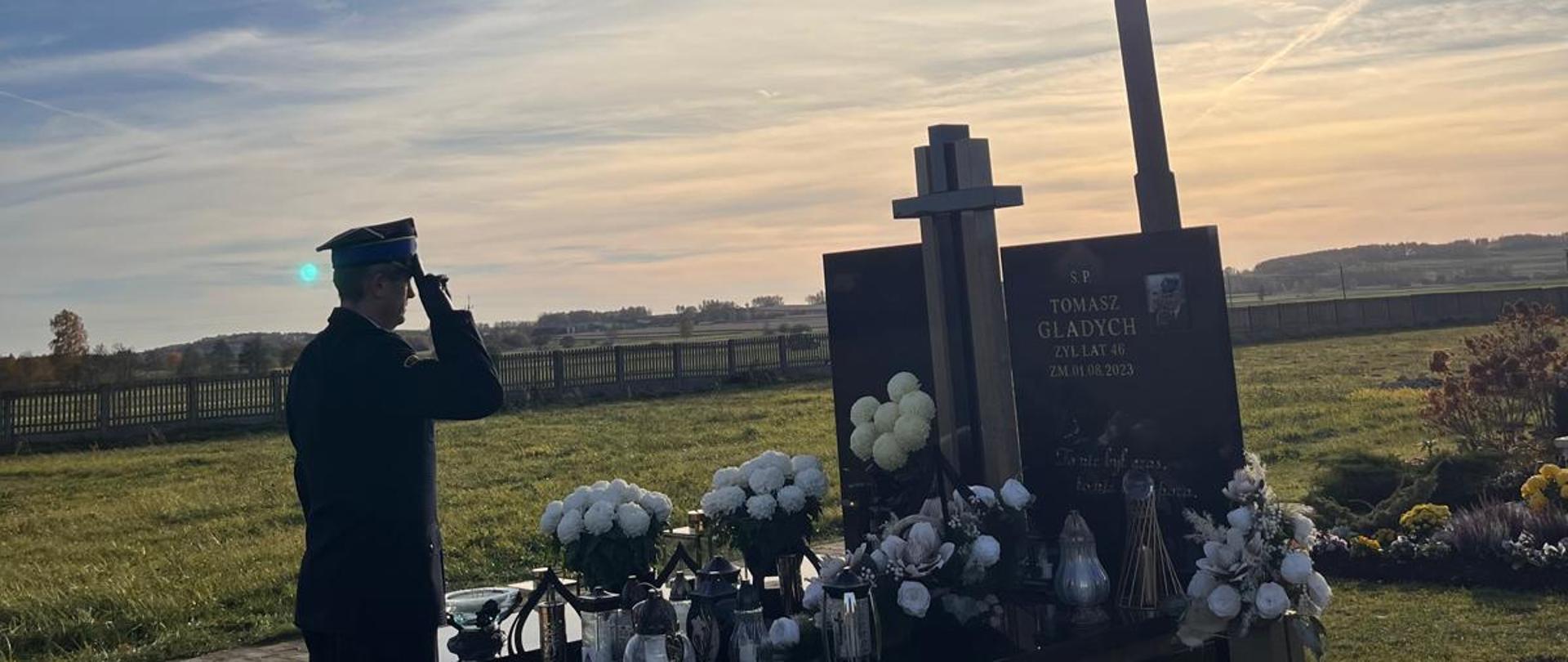 Strażacy odwiedzili groby swoich kolegów na cmentarzach