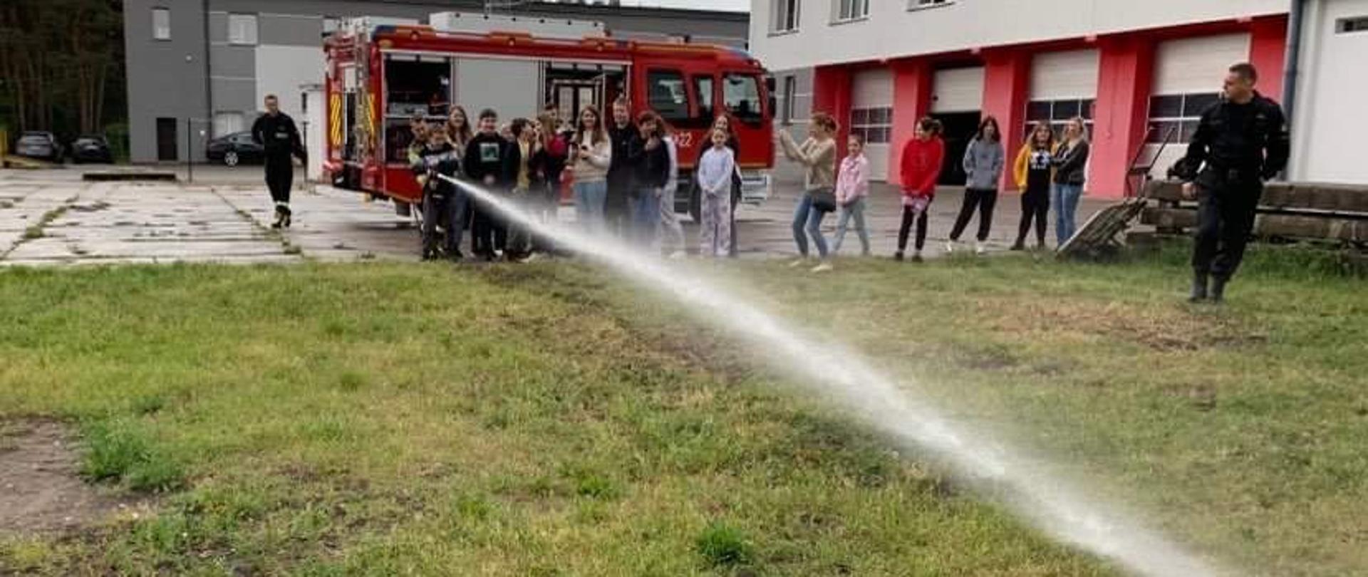 Wizyta dzieci z SP 2 w Lipnie na terenie JRG 1