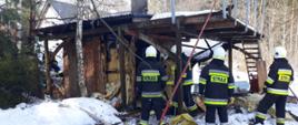 Spalony budynek sauny w otoczeniu strażaków