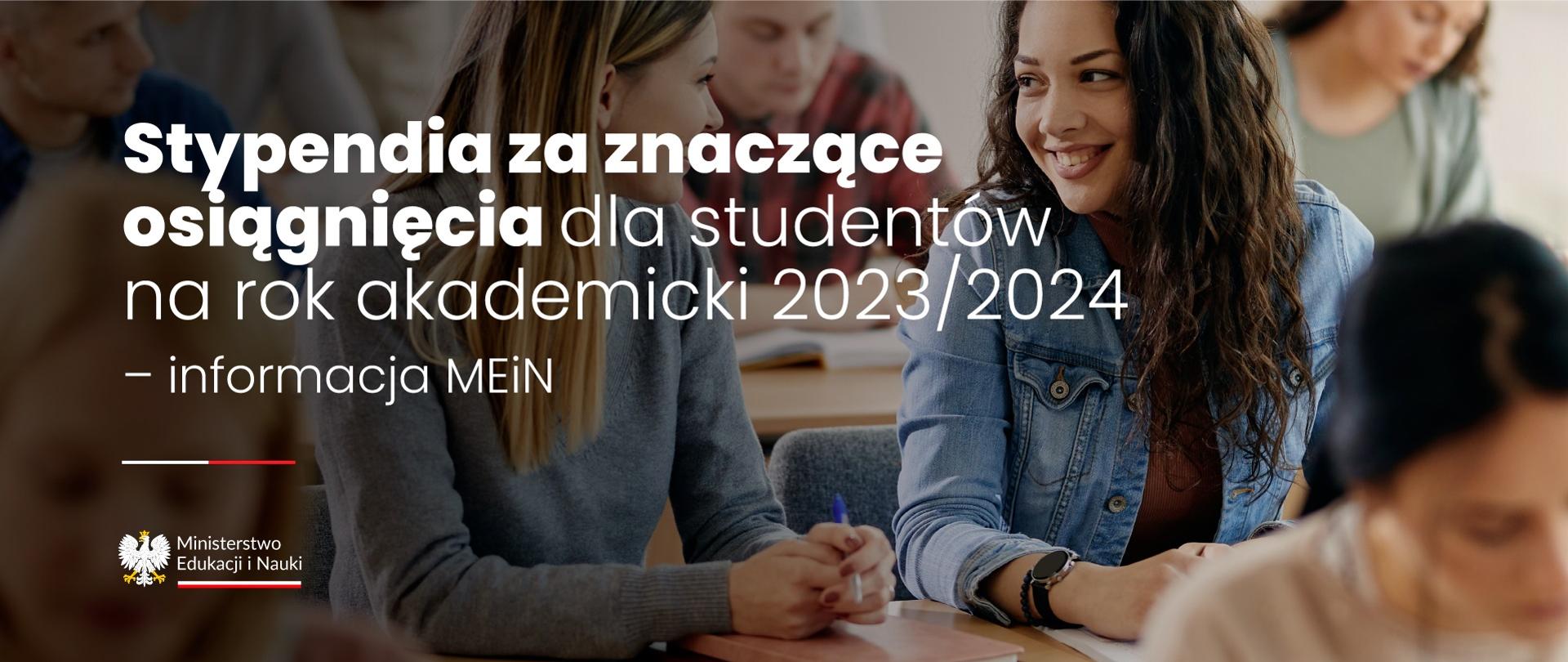 Uśmiechnięte studentki siedzą przy stoliku, obok napis Stypendia dla studentów za znaczące osiągnięcia naukowe, artystyczne i sportowe na rok akademicki 2023/2024.