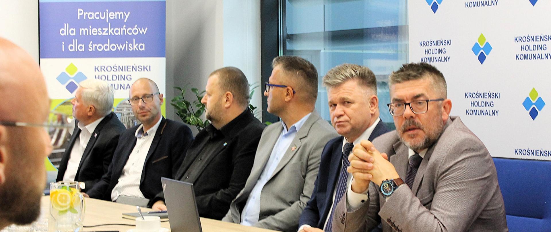 Fot. Przedstawiciele RZGW w Rzeszowie, ZZ w Krośnie oraz lokalnych samorządów podczas spotkania