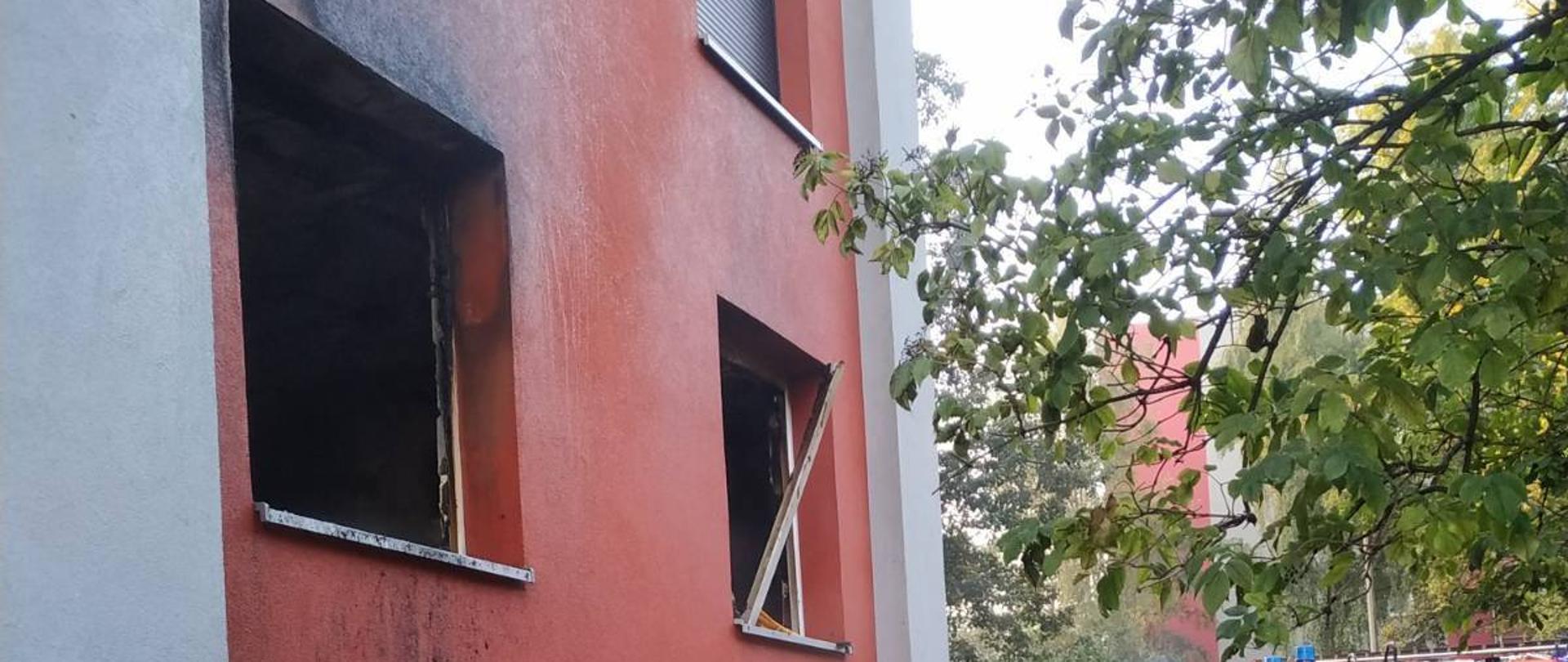 Pożar mieszkania meble przed budynkiem