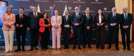 Pamiątkowa fotografia wyróżnionych, wśród których znaleźli się samorządowcy z województwa łódzkiego: Konrad Pokora – Prezydent Miasta Zduńska Wola, Marcin Janiak – Wójt Gminy Pęczniew, Małgorzata Moskwa-Wodnicka – Wiceprezydent Miasta Łodzi