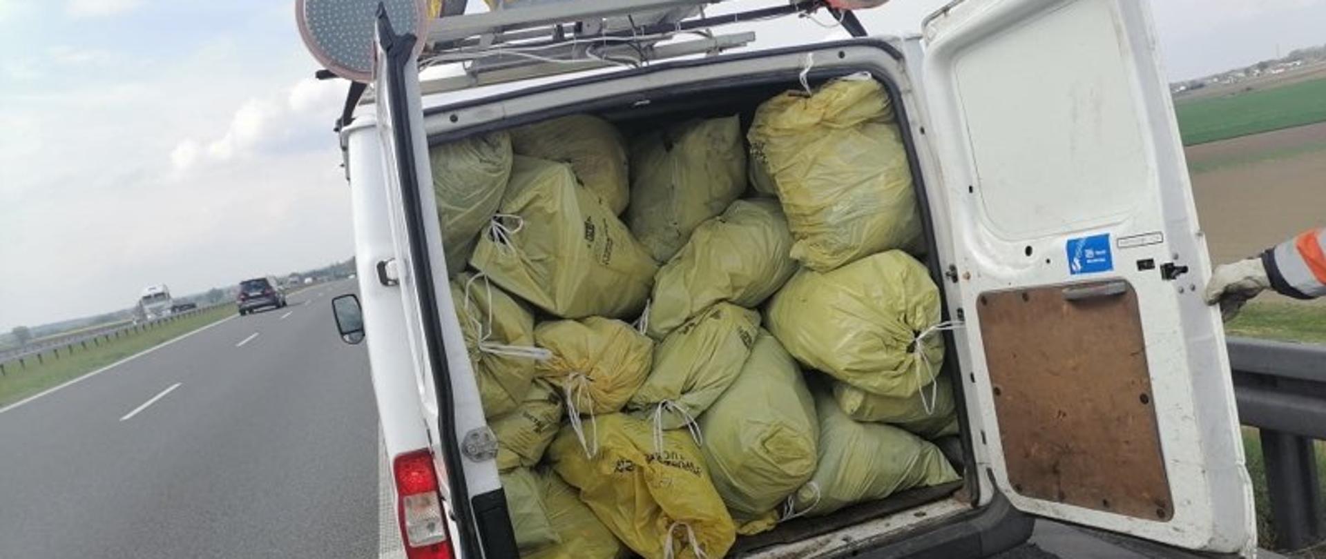 Droga ekspresowa S5, Rejon Wołów - pojazd służby drogowej wypełniony zebranymi śmieciami 
