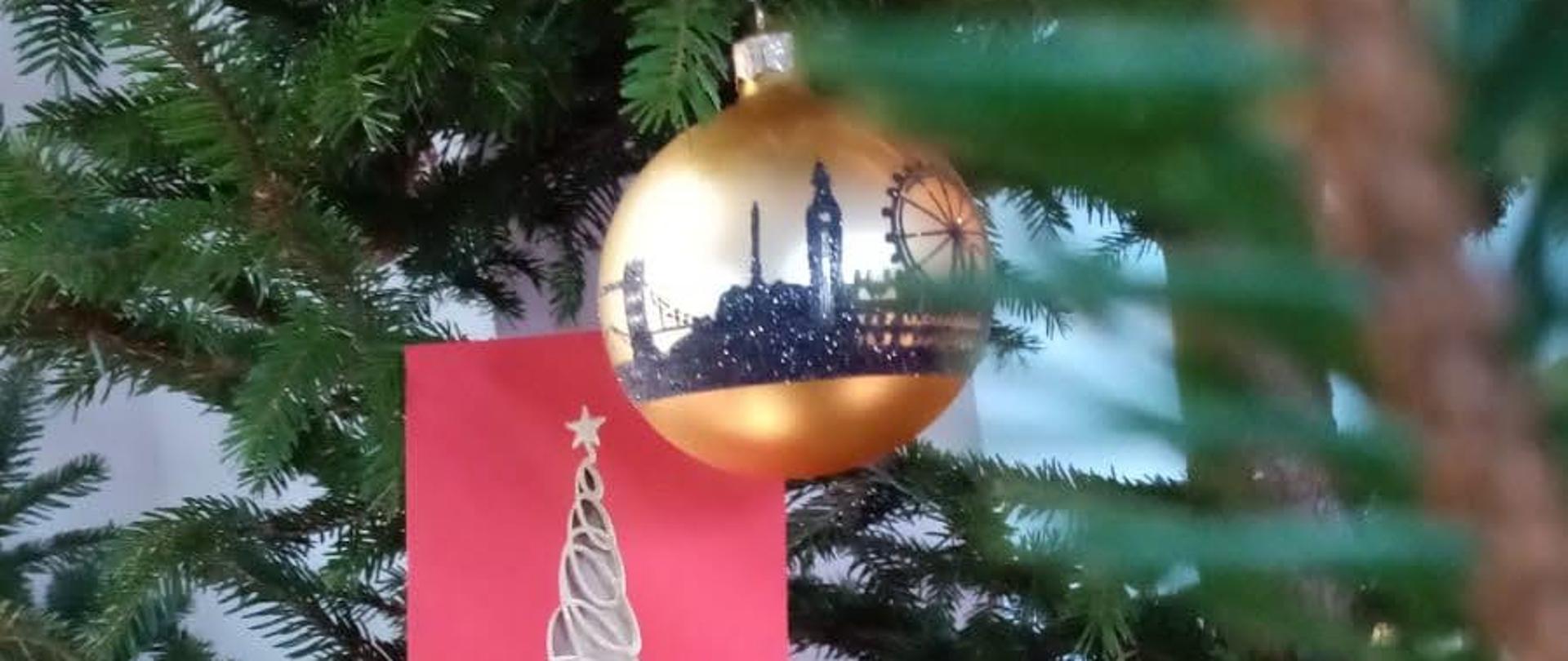 Zdjęcie przedstawia choinkę