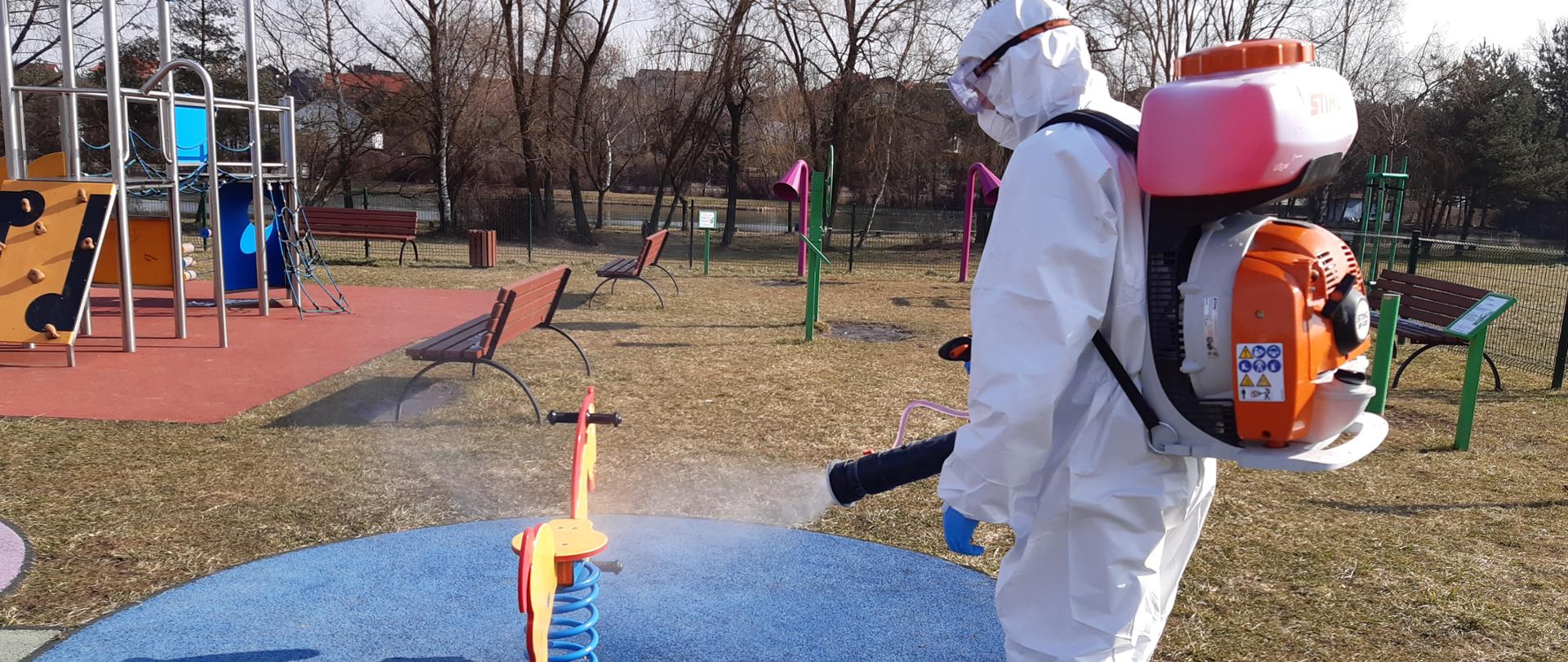 Strażak dezynfekujący plac zabaw