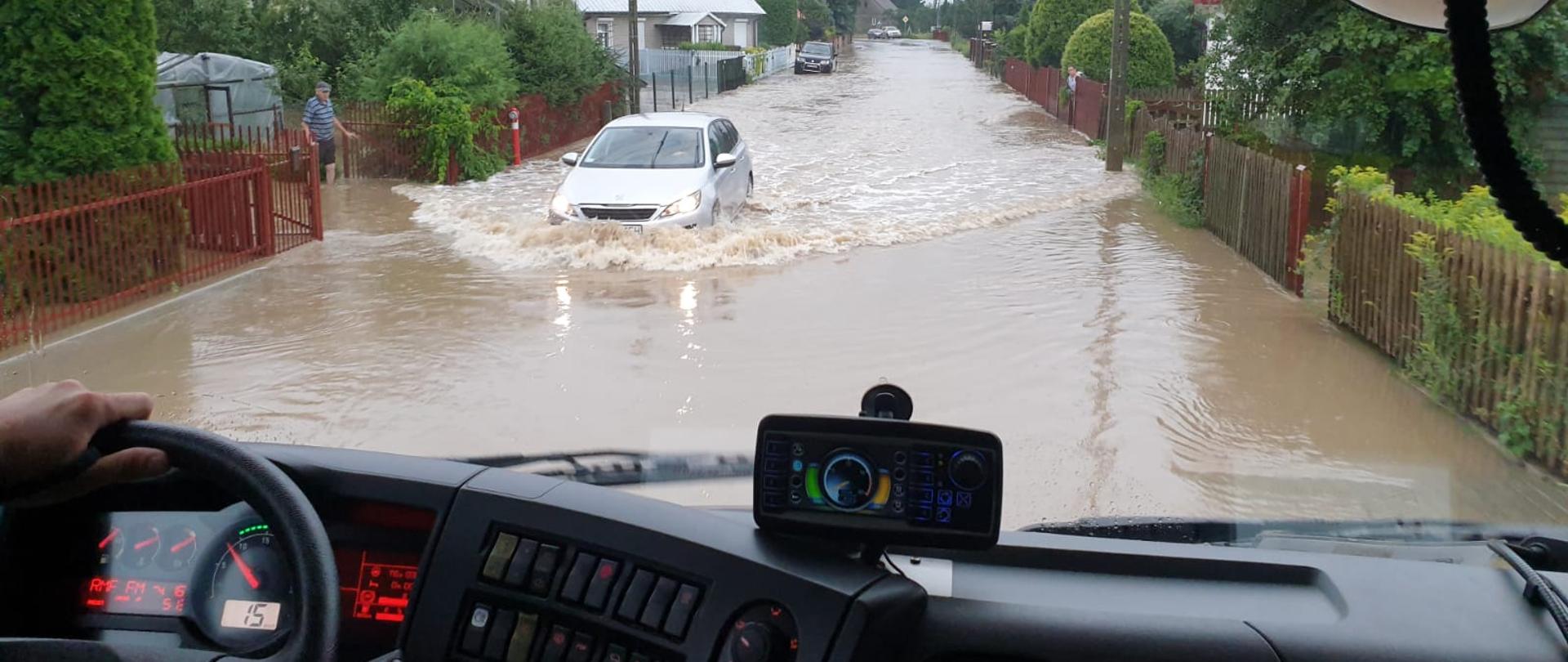Zdjęcie z wozu ratowniczo-gaśniczego na zalaną ulicę w Orli