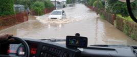 Zdjęcie z wozu ratowniczo-gaśniczego na zalaną ulicę w Orli