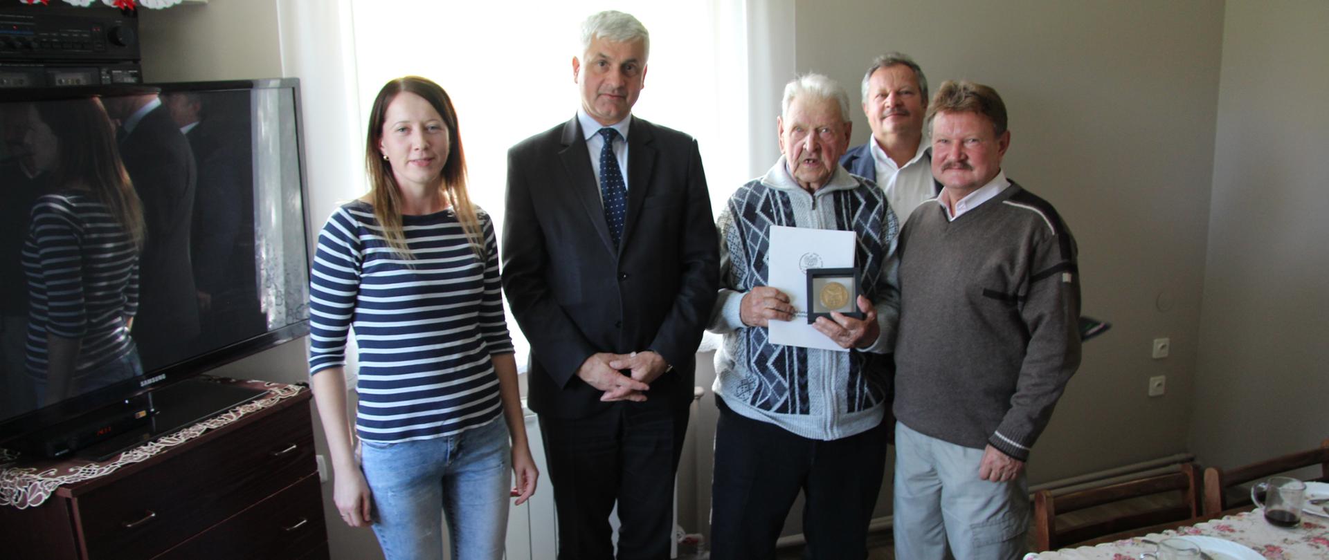 Wojewoda podlaski odznaczył podlaskiego kombatanta Medalem "Obrońcy Ojczyzny 1939-1945"