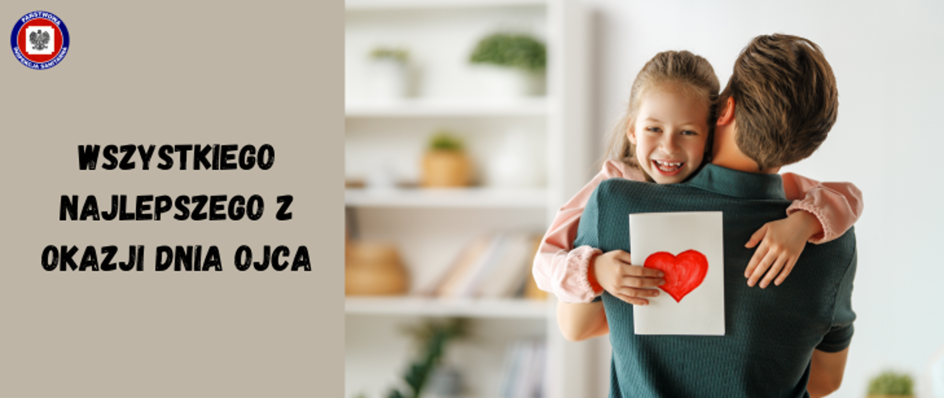 Na tle pokoju mężczyzna ubrany w ciemną koszulkę trzema na rękach córkę. Dziewczyna w blond włosach ubrana w różową bluzę. Dziewczyna trzyma w dłoni kartkę upominkową w jasnym kolorze z namalowanym na środku czerwonym sercem. Po lewej stronie na jasno brązowym tle napis Wszystkiego najlepszego z okazji dnia ojca. W prawym górnym rogu logo Państwowej Inspekcji Sanitarnej.