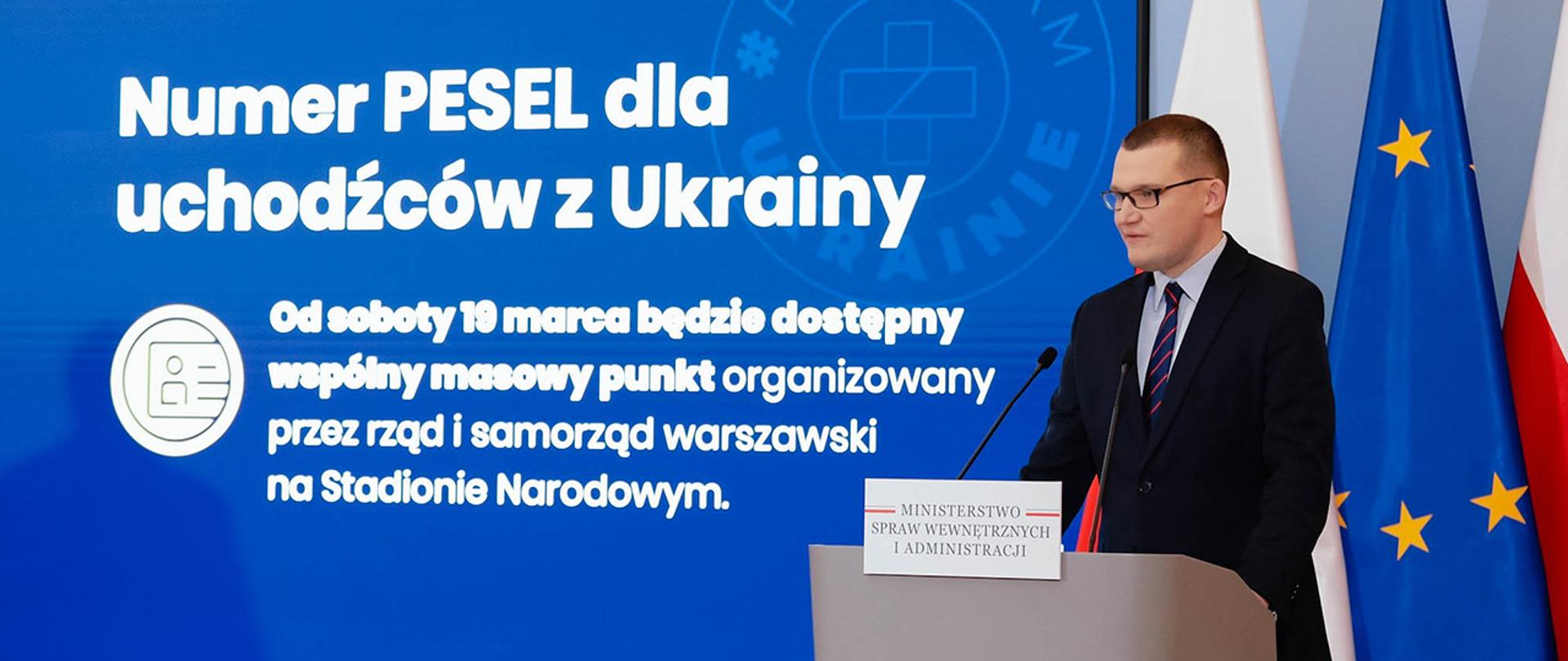Wiceminister Paweł Szefernaker podczas wystąpienia na konferencji prasowej w Kancelarii Prezesa Rady Ministrów.