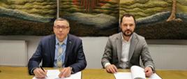 Artur Michalski, wiceprezes NFOŚiGW oraz Jarosław Kycia, dyrektor Samodzielnego Publicznego Zakładu Opieki Zdrowotnej „Szpitala Powiatowego” w Bochni podpisali umowę o dofinansowanie termomodernizacji budynków szpitala.