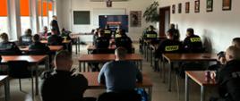 Na zdjęciu strażacy OSP w sali wykładowej słuchają prelekcji na temat zjawiska wybuchu