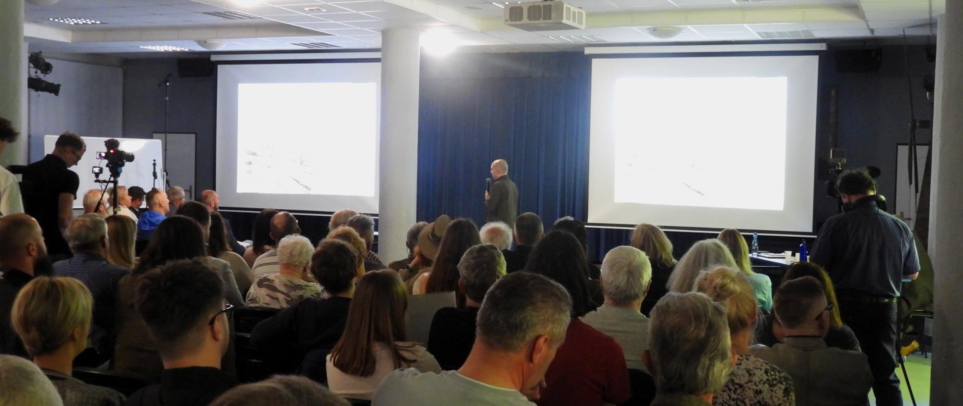 prelekcja do sali wypełnionej ludźmi