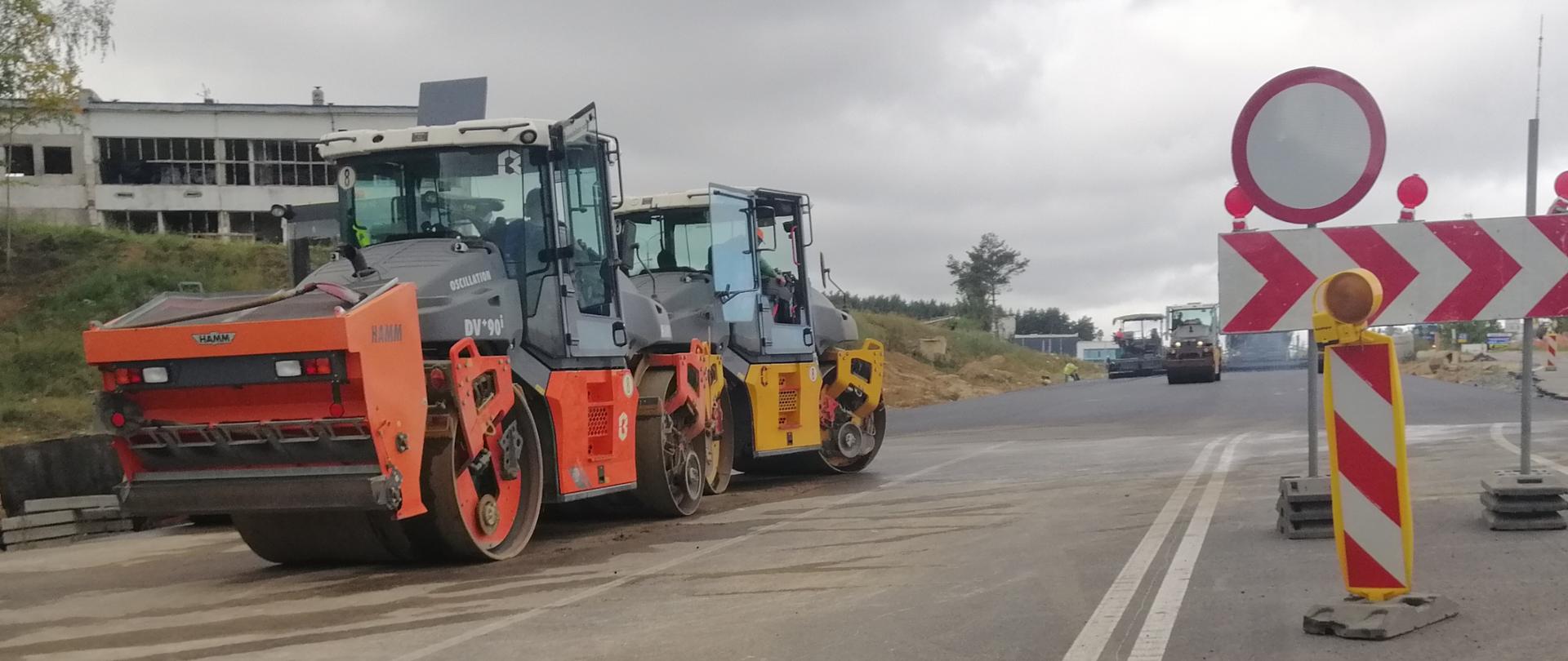 Wykonywanie nawierzchni bitumicznej na budowie S6 w Gdyni. Na zdjęciu widać pracujący sprzęt - walce i rozściełacze.
