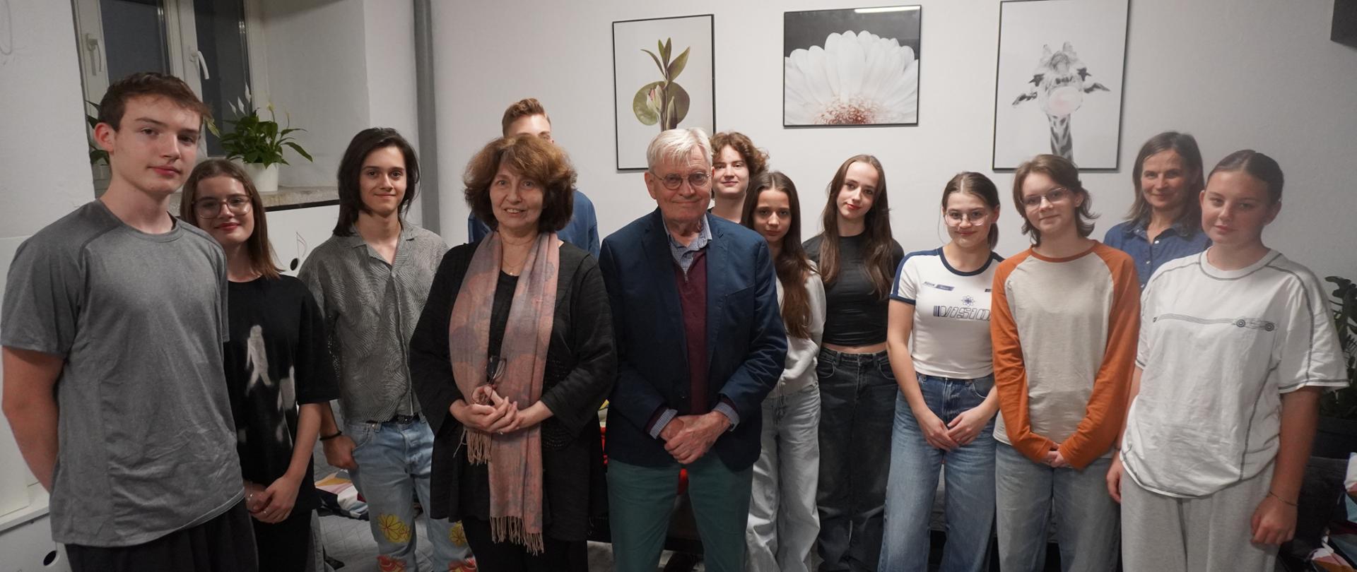 Pamiątkowe zdjęcie z Profesorem i panią Profesor Agatą Sapiechą z UMFC