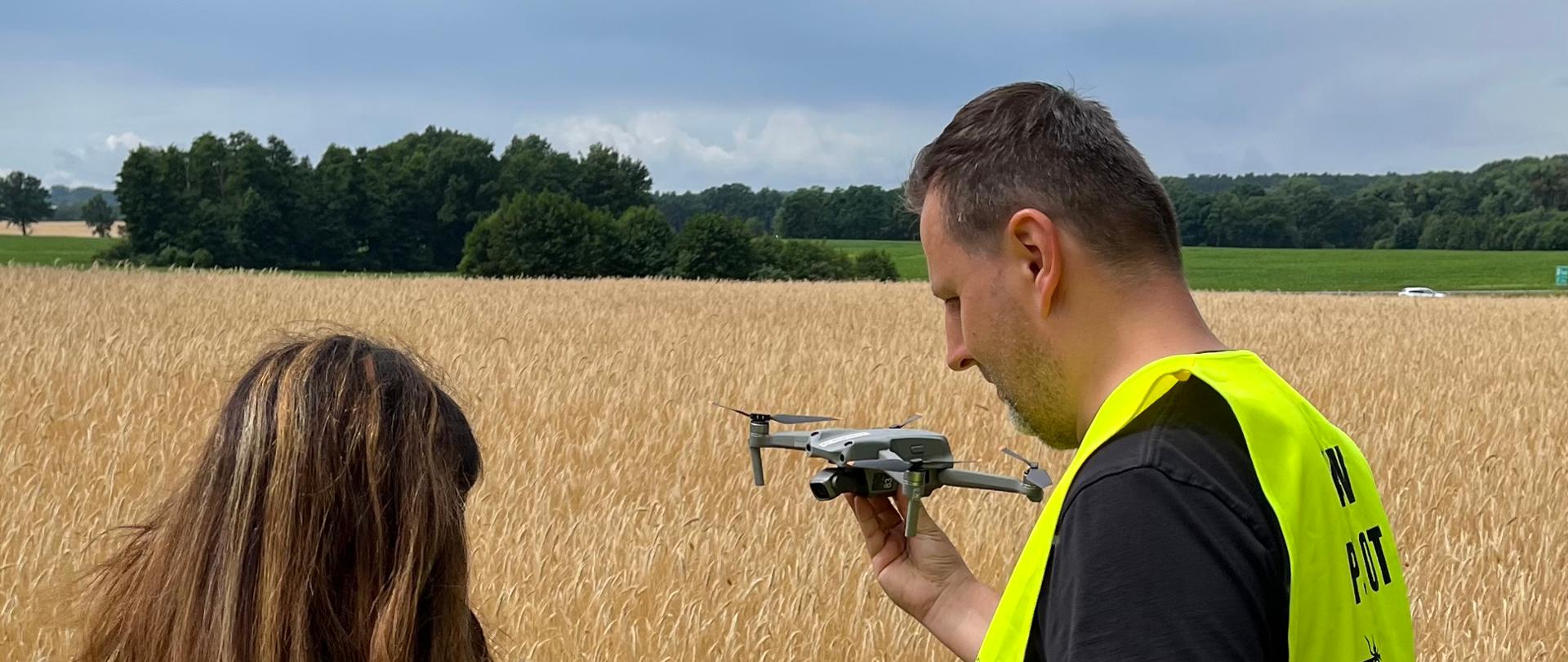 Inspektorzy PIORiN stojący na polu