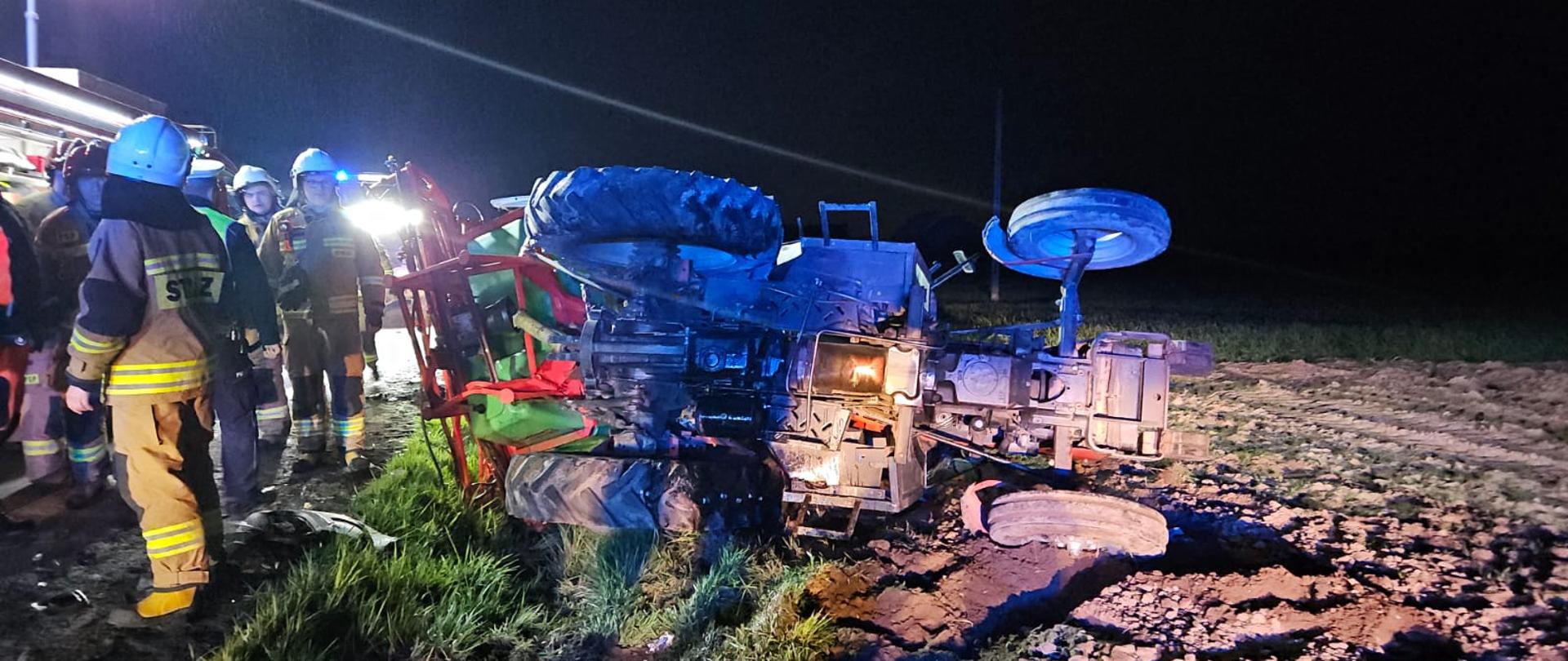 widoczne miejsce zdarzeni uszkodzone pojazdy oraz służby podczas działań.