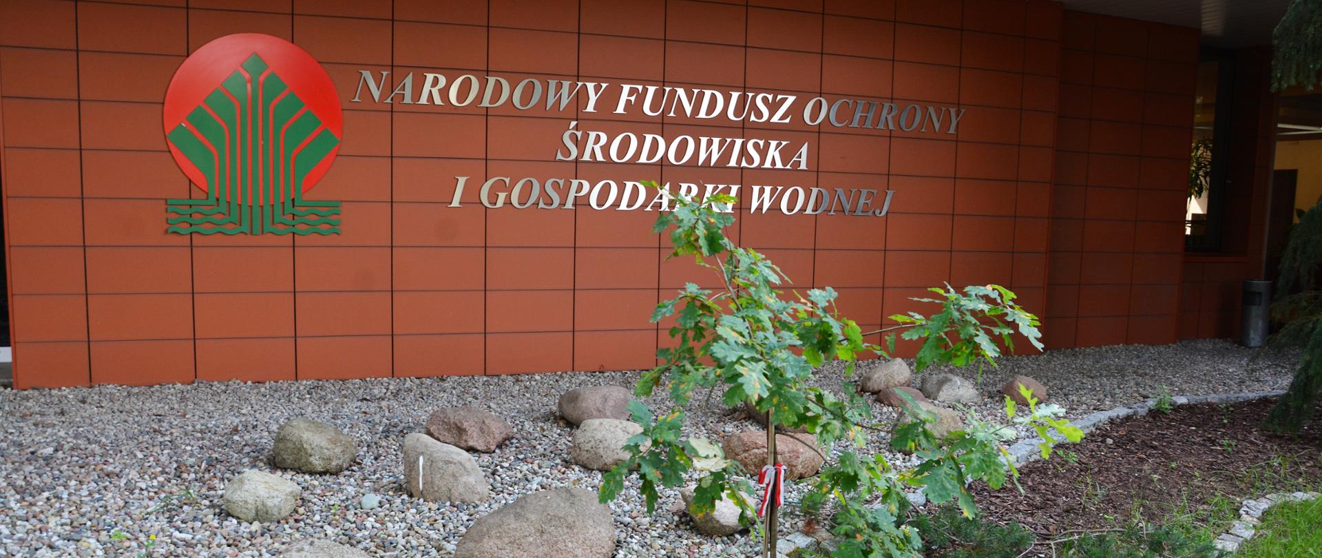 Coraz bardziej zielono przy siedzibie NFOŚiGW