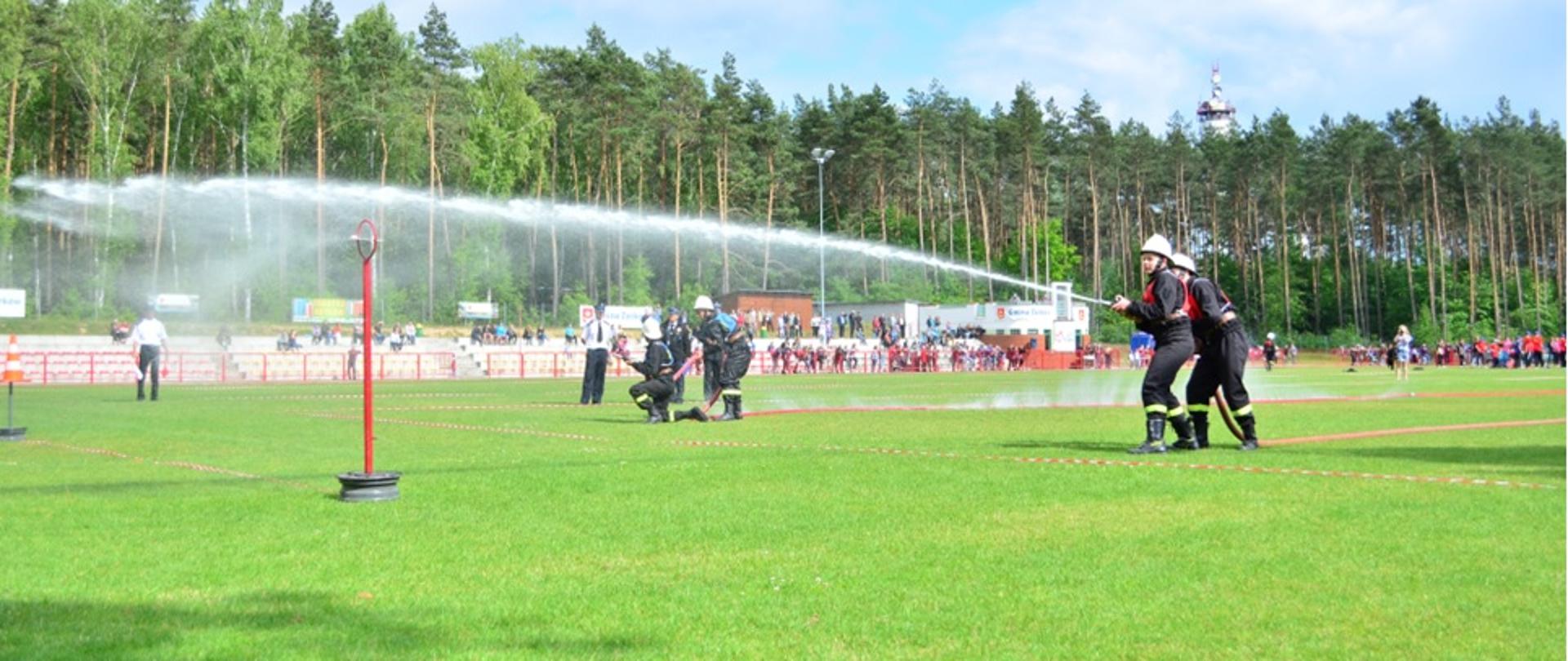 Zawodnicy strumieniem wody strącają cele