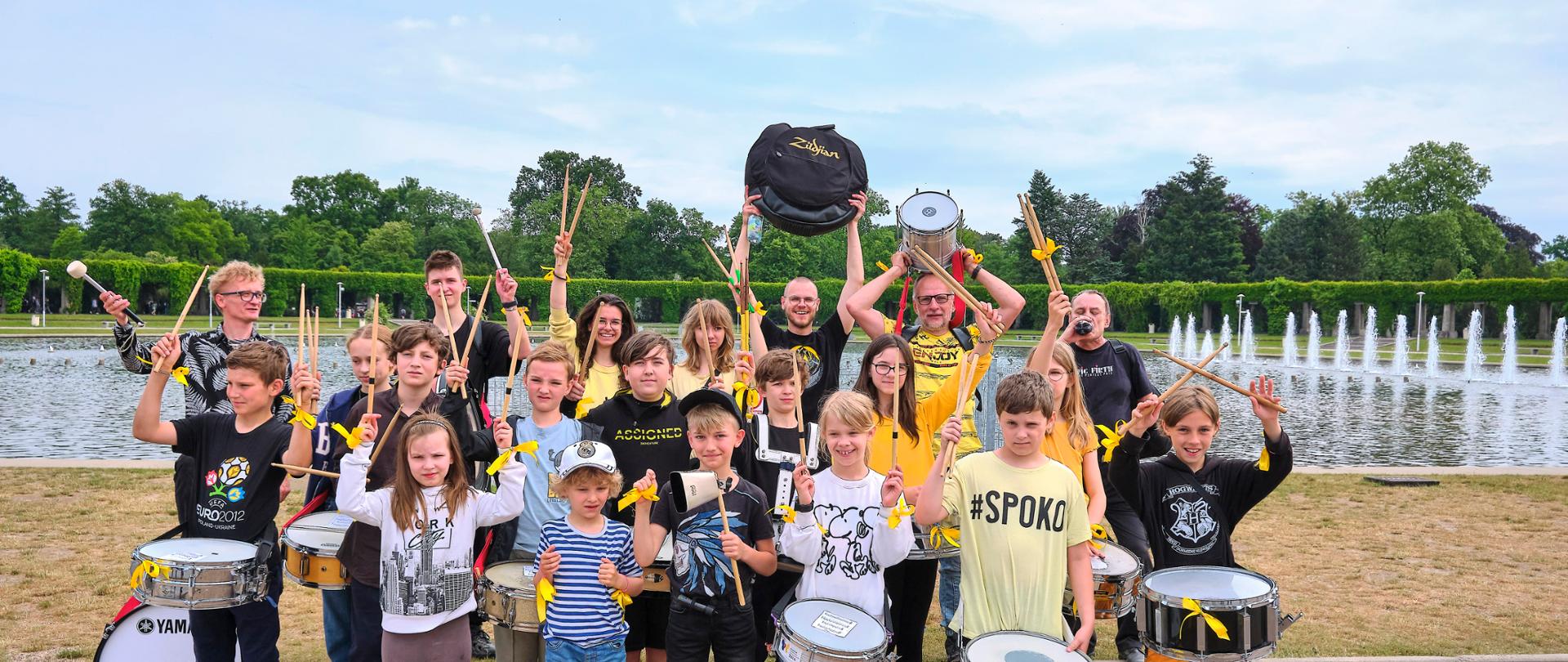 Uczniowie klas perkusji biorący udział w Żółtym Marszu Życia.