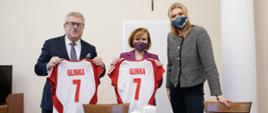 Minister Anna Krupka z posłem na Sejm Ryszardem Czarneckim i Małgorzatą Glinką, trzymając koszulki reprezentacji Polski w Piłce Siatkowej.