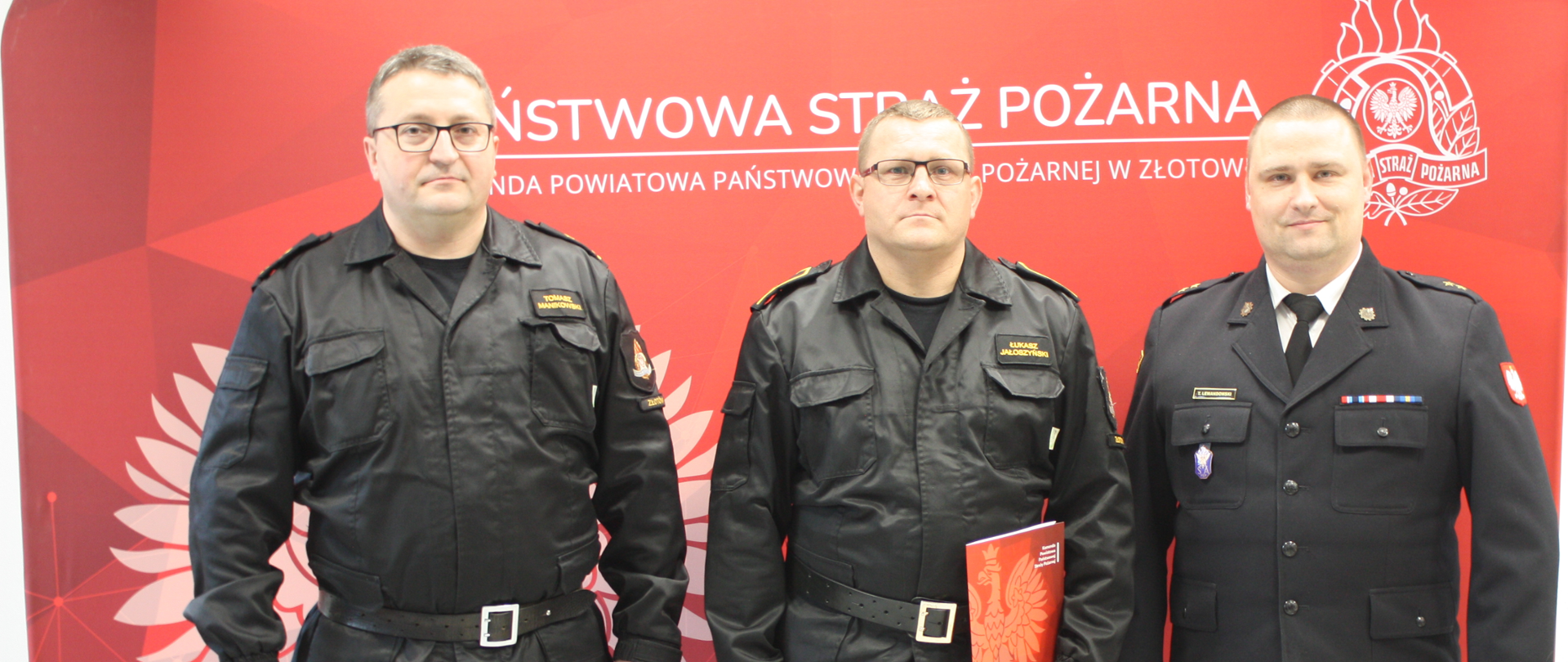 Na zdjęciu komendant naczelnik oraz wyróżniony strażak