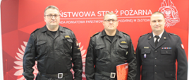 Na zdjęciu komendant naczelnik oraz wyróżniony strażak